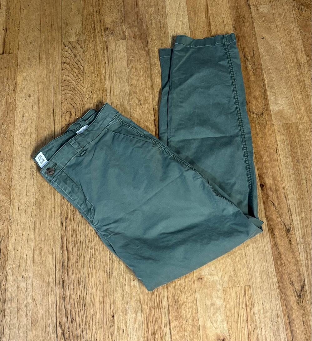 Women’s GAP for Good Olive Green Girlfriend Khaki Straight Leg Chino, size 14 T